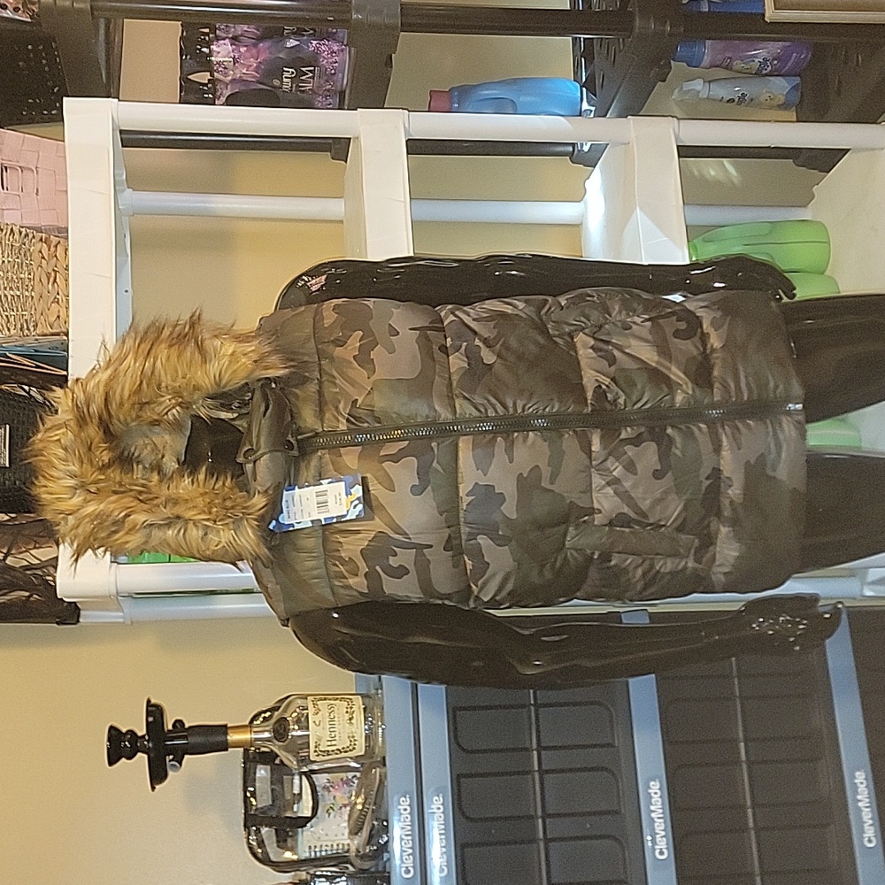 COPY - Camouflage vest with pulloff hoodie